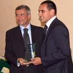 L’arbitro Emanuele BRODO premiato dal presidente del CRA Lazio, Carlo Pacifici