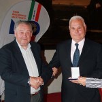 Giuseppe MENGONI premiato dal vicepresidente del CR Lazio, Vincenzo Calzolari