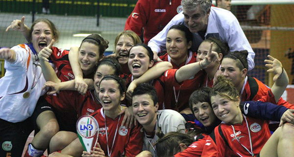 Le ragazze dell'FB5 Team Rome festeggiano il trofeo vinto a Colleferro