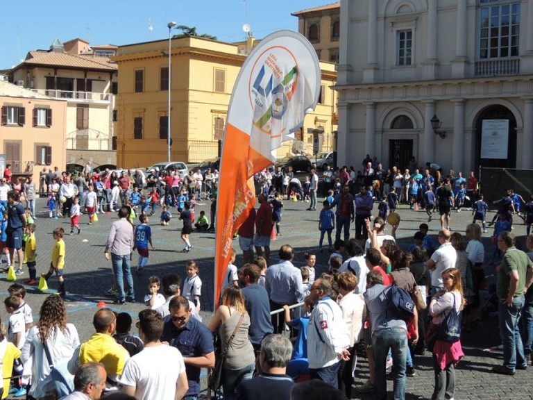 Viterbo, grande festa per Stradacalciando in piazza del Teatro